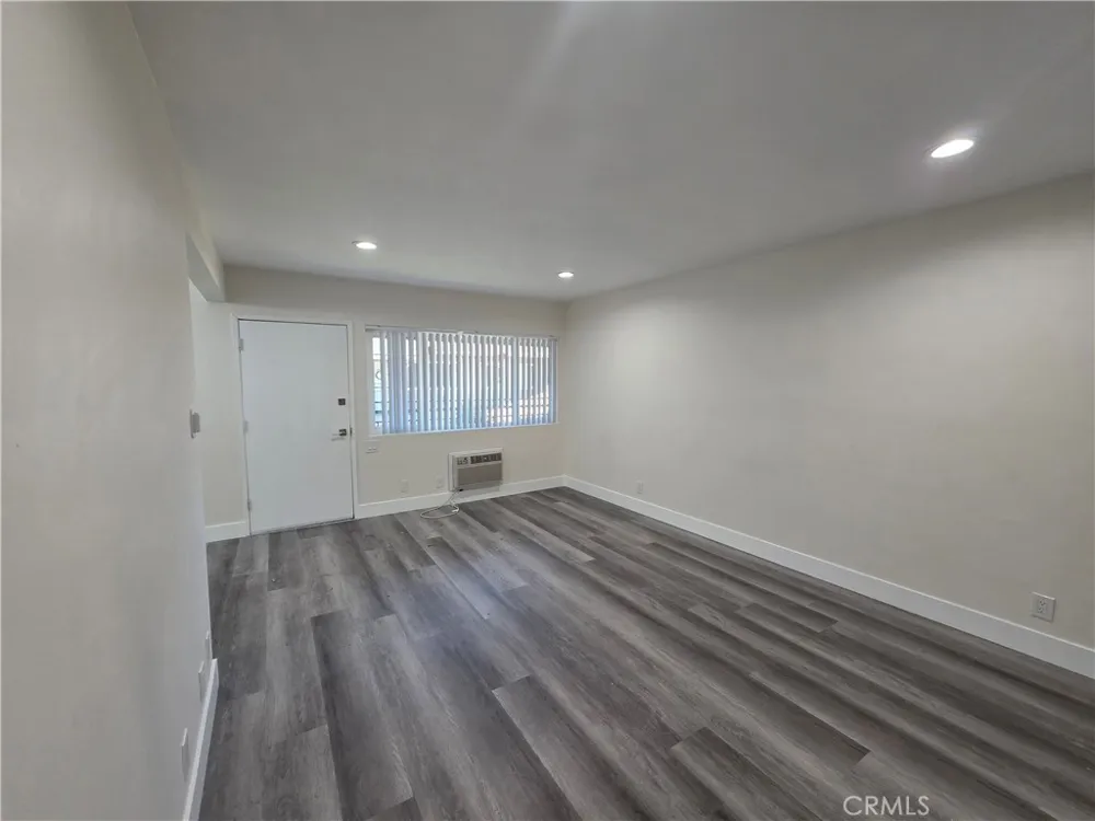 20760 Hartland Winnetka, CA 91306