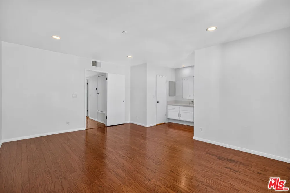 2519 Kansas Avenue #102 Santa Monica, CA 90404