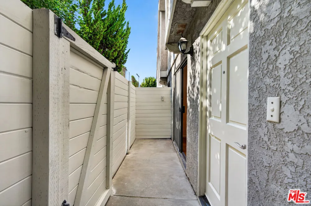 2519 Kansas Avenue #102 Santa Monica, CA 90404