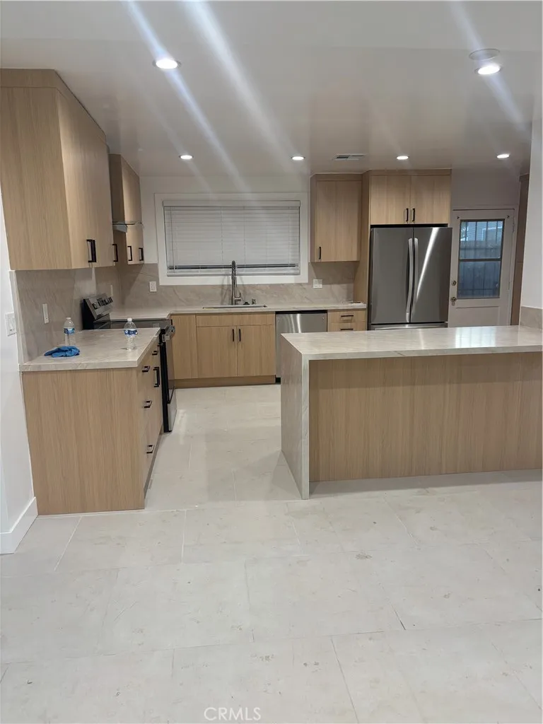 23453 Mobile West Hills, CA 91307