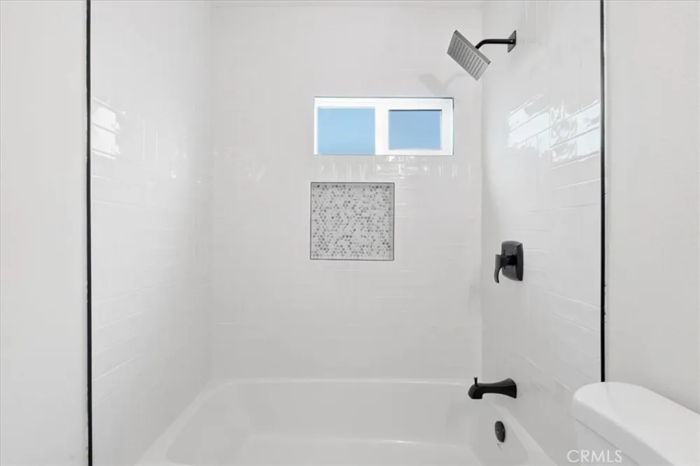 7614 Tamarind Fontana, CA 92336
