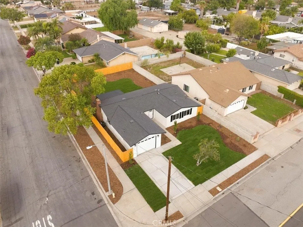 7614 Tamarind Fontana, CA 92336