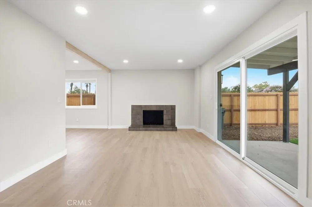 7614 Tamarind Fontana, CA 92336