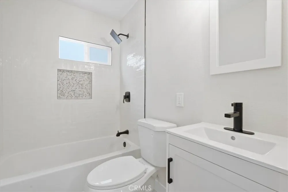 7614 Tamarind Fontana, CA 92336