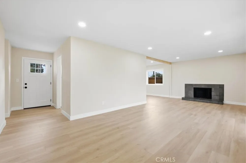 7614 Tamarind Fontana, CA 92336