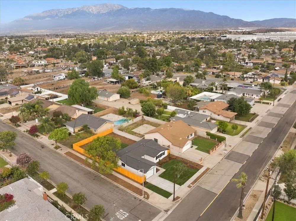 7614 Tamarind Fontana, CA 92336