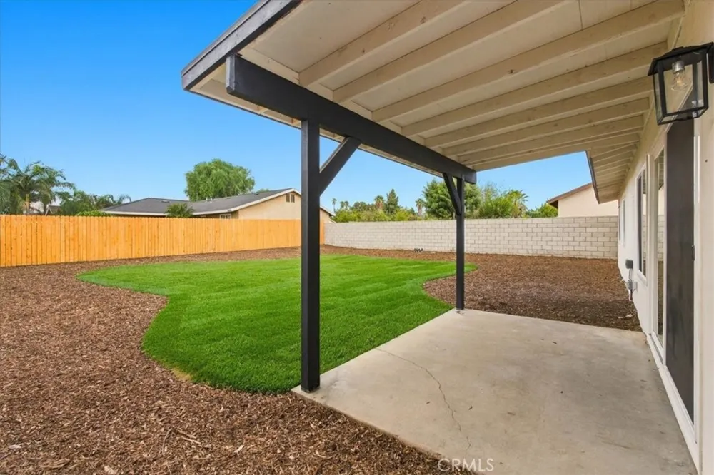 7614 Tamarind Fontana, CA 92336