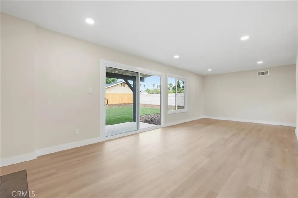 7614 Tamarind Fontana, CA 92336