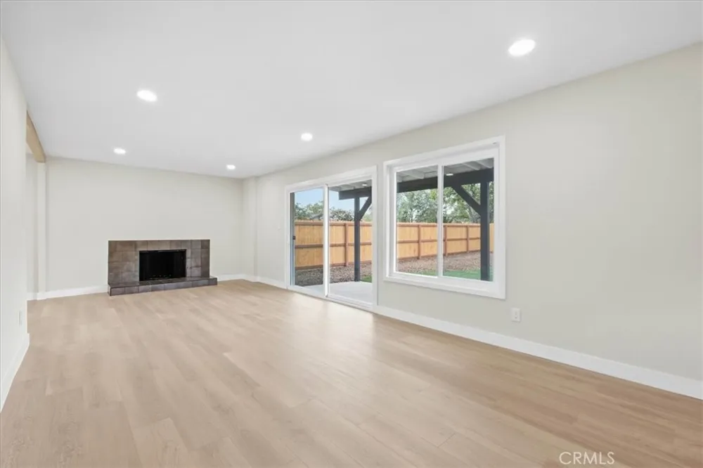 7614 Tamarind Fontana, CA 92336