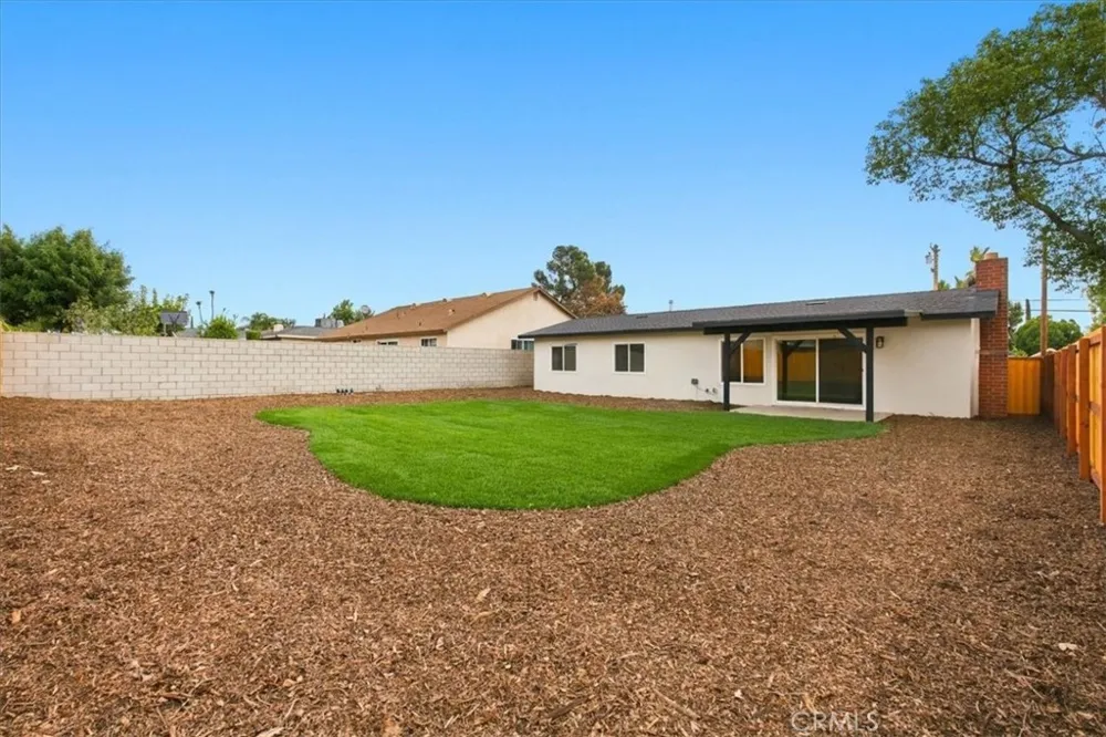 7614 Tamarind Fontana, CA 92336