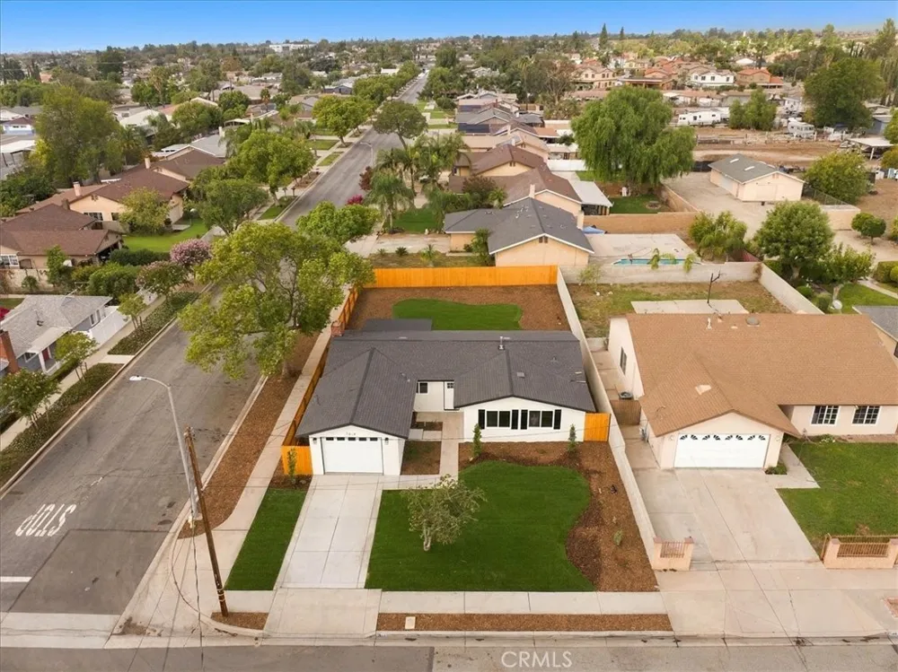 7614 Tamarind Fontana, CA 92336