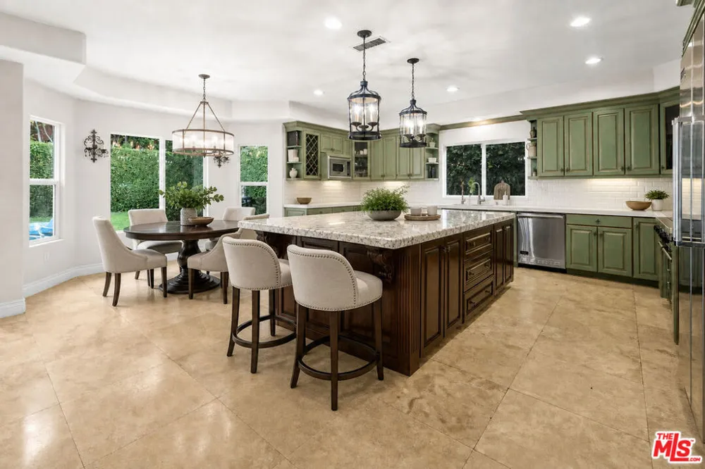 5419 Tampa Avenue Tarzana, CA 91356