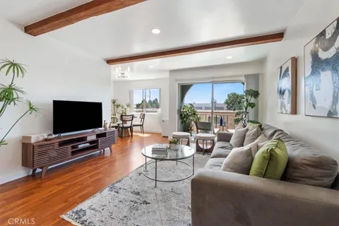 727 Eucalyptus Avenue #18