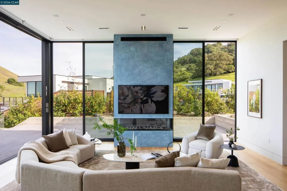 83 Dairy Creek Ln Orinda, CA 94563