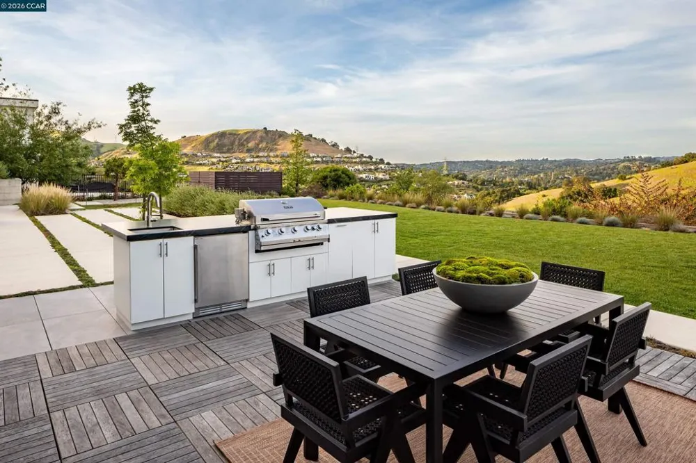 83 Dairy Creek Ln Orinda, CA 94563