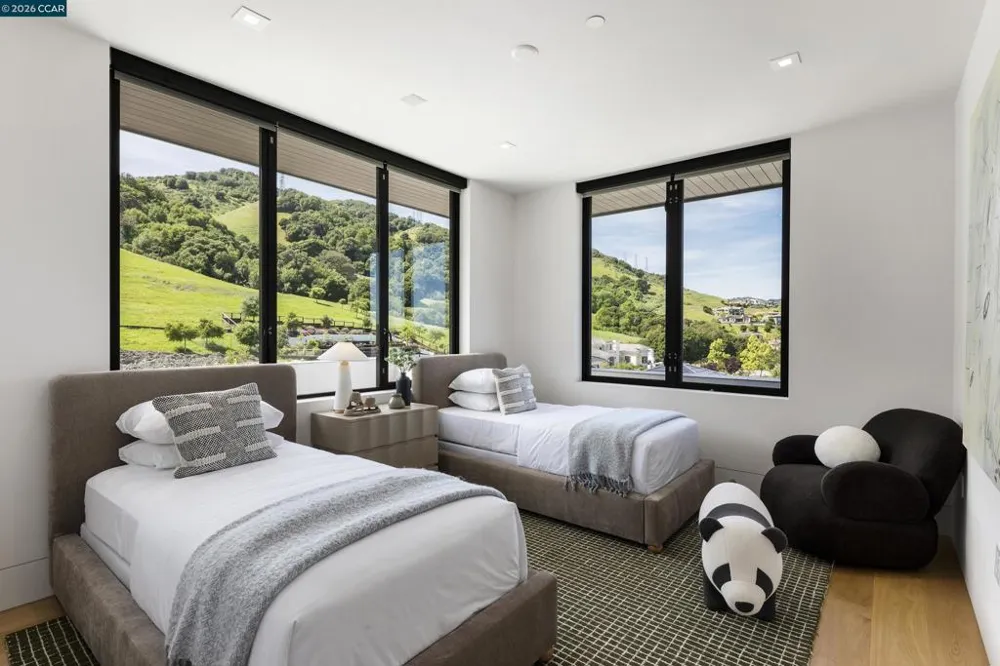 83 Dairy Creek Ln Orinda, CA 94563