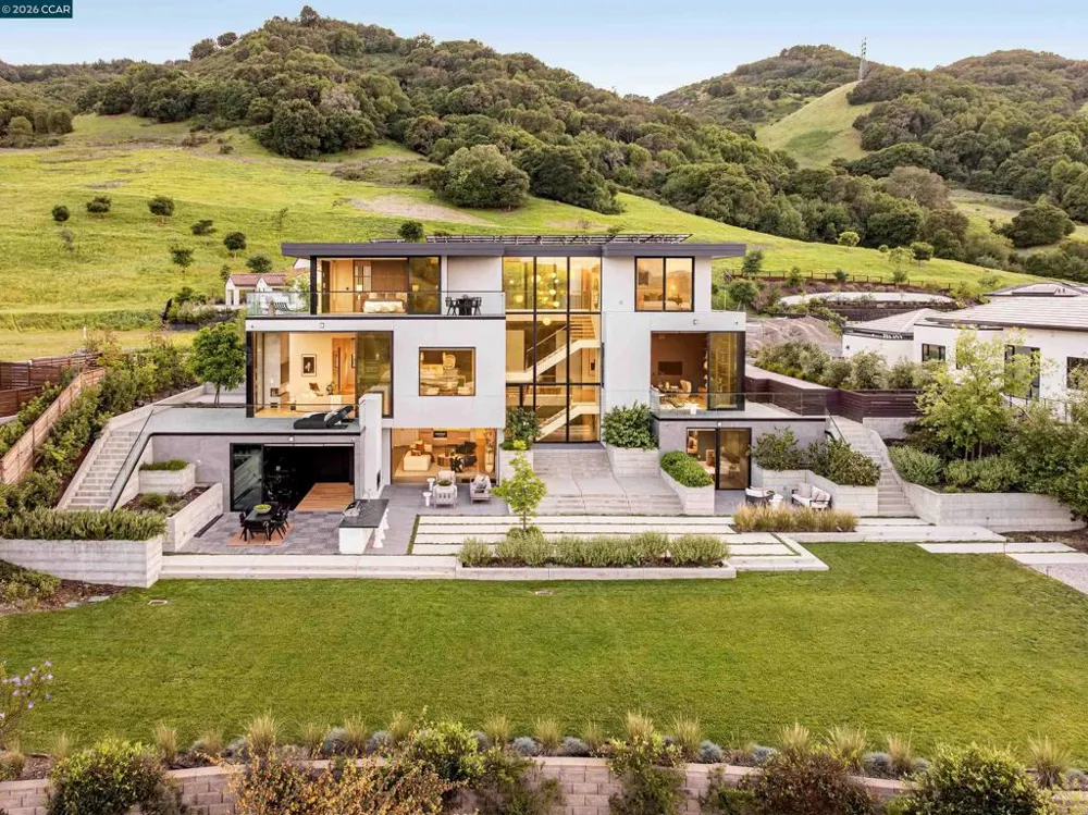 83 Dairy Creek Ln Orinda, CA 94563