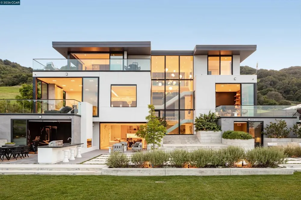 83 Dairy Creek Ln Orinda, CA 94563
