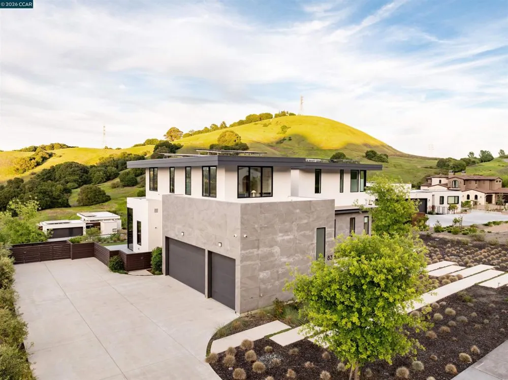 83 Dairy Creek Ln Orinda, CA 94563