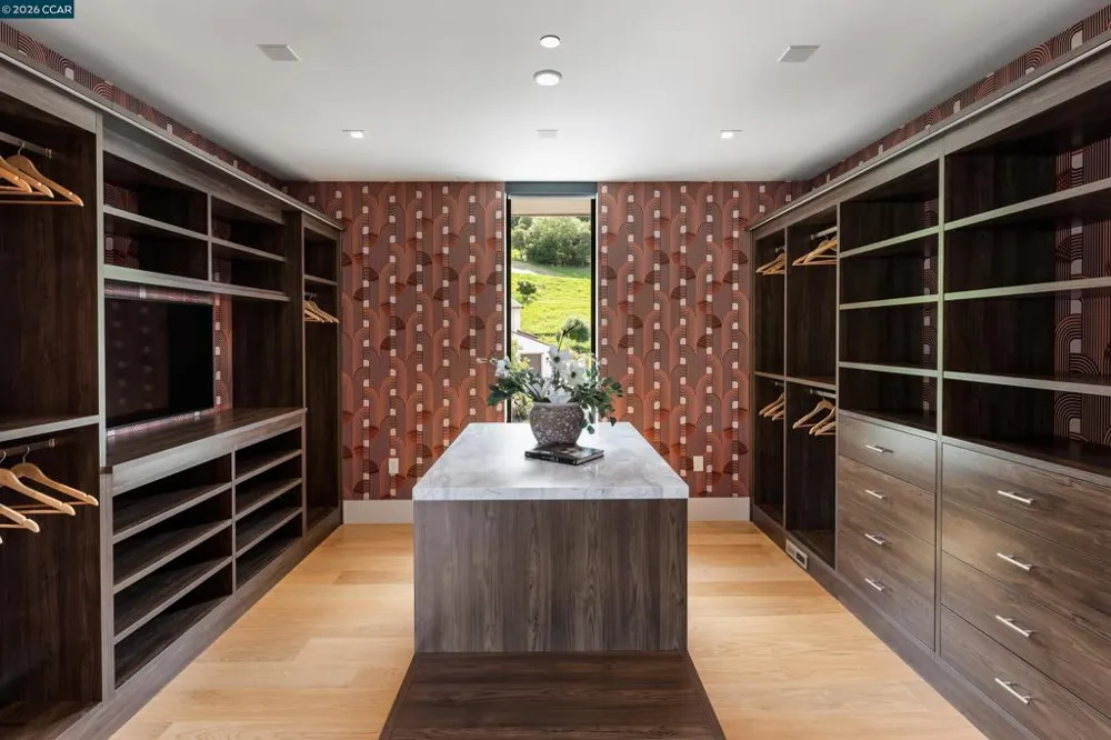 83 Dairy Creek Ln Orinda, CA 94563