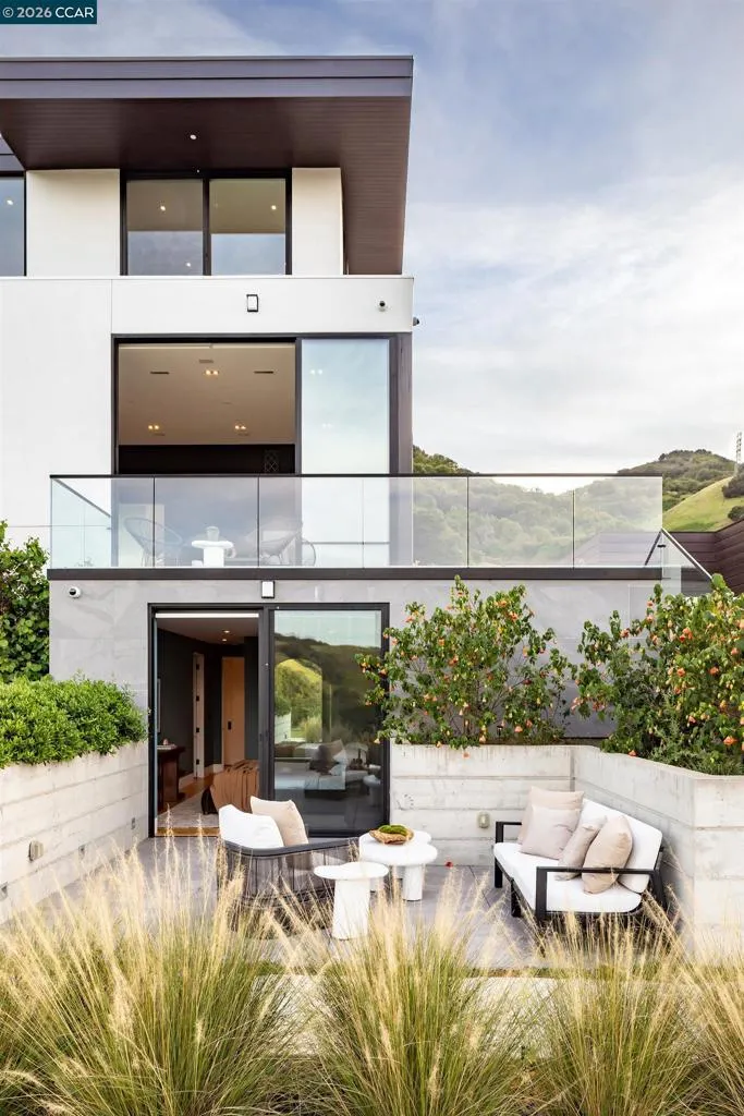 83 Dairy Creek Ln Orinda, CA 94563