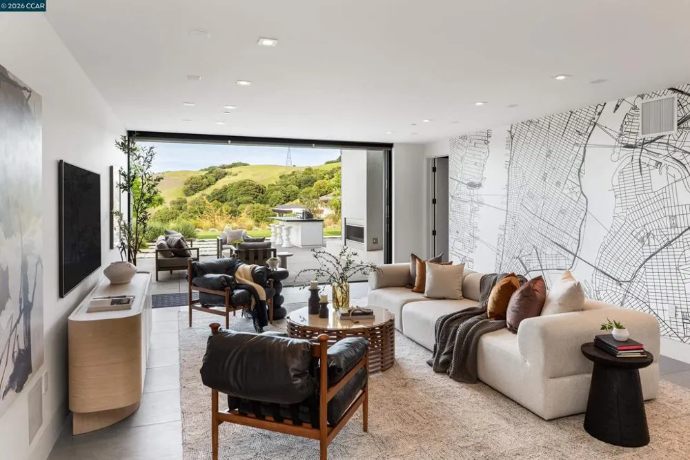83 Dairy Creek Ln Orinda, CA 94563