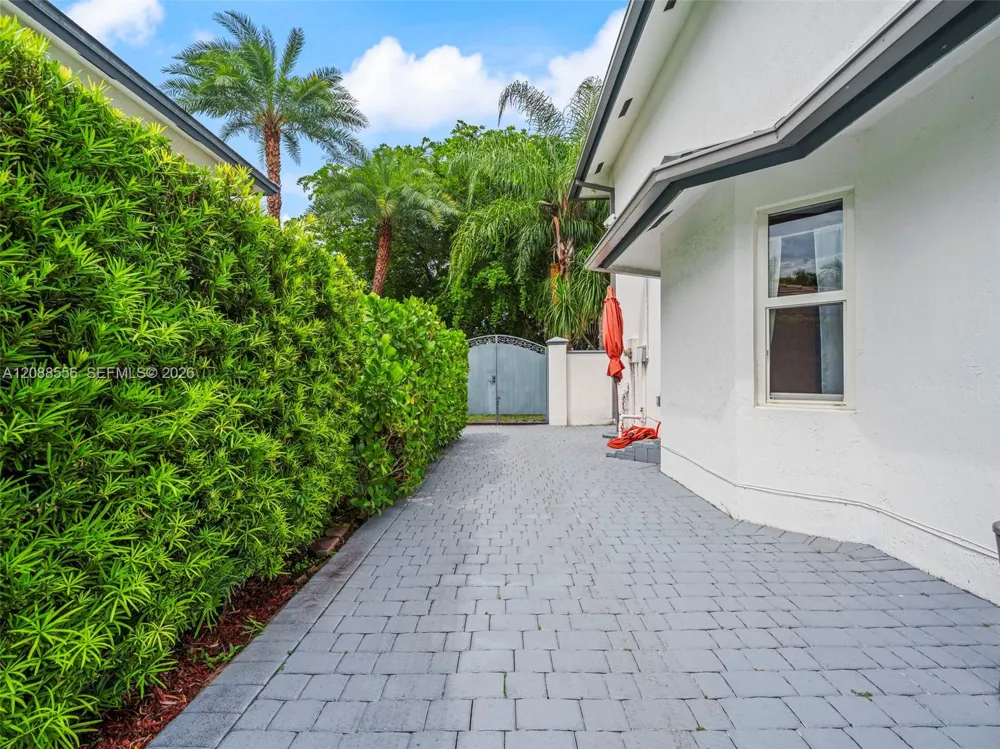 15822 SW 103rd Ln Miami, FL 33196