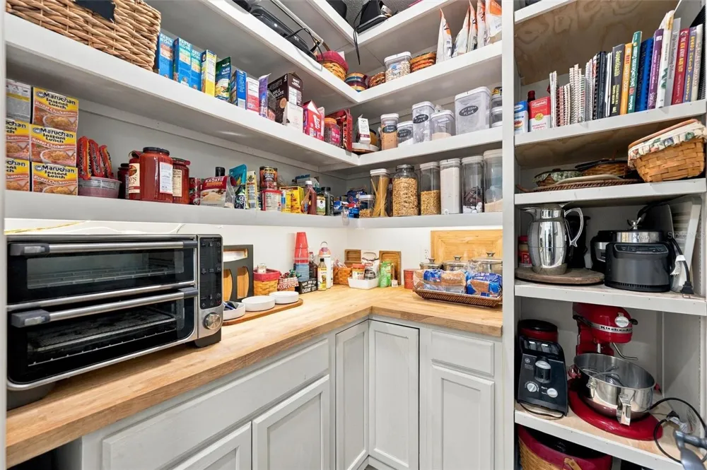 9316 KNIGHTSBRIDGE COURT Tampa, FL 33647