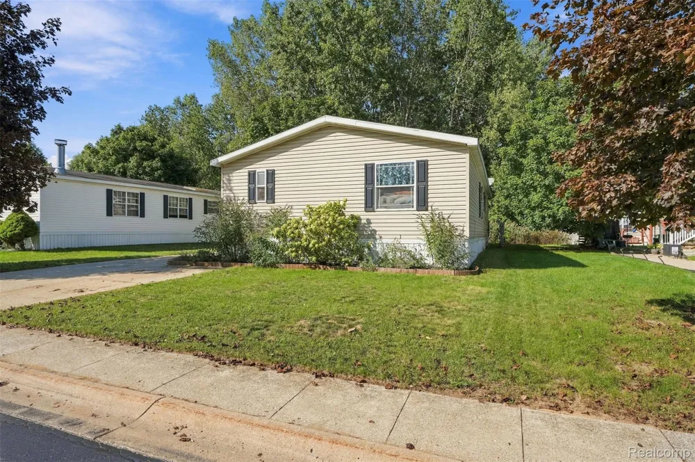 28034 Charlemagne Romulus City, MI 48174