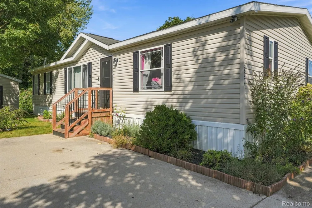28034 Charlemagne Romulus City, MI 48174