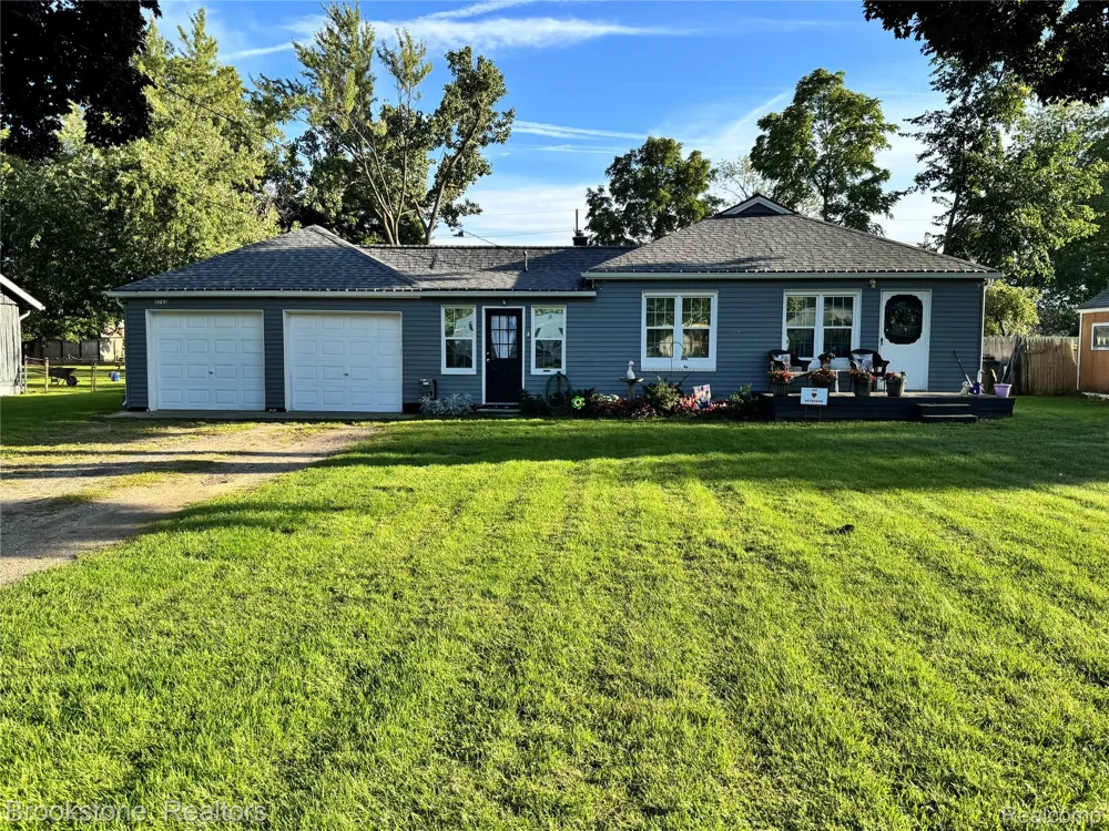 5763 Graves Street Waterford Charter Township, MI 48327