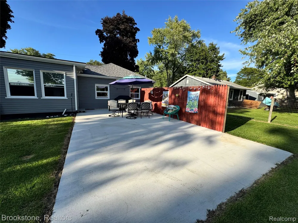 5763 Graves Street Waterford Charter Township, MI 48327