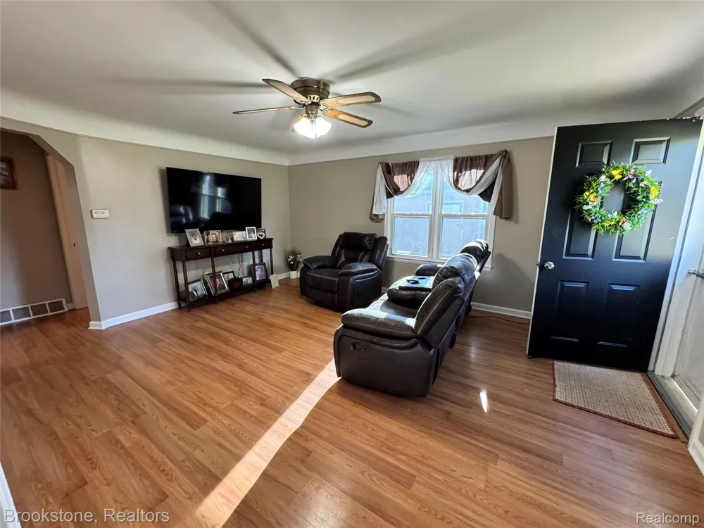 5763 Graves Street Waterford Charter Township, MI 48327