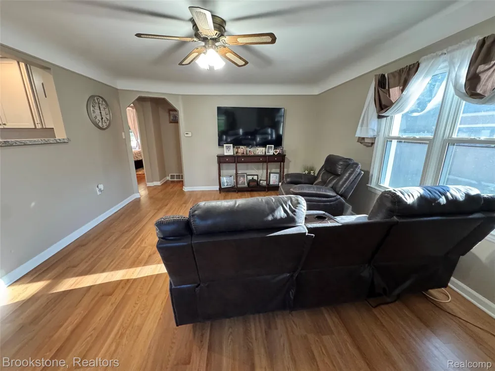 5763 Graves Street Waterford Charter Township, MI 48327