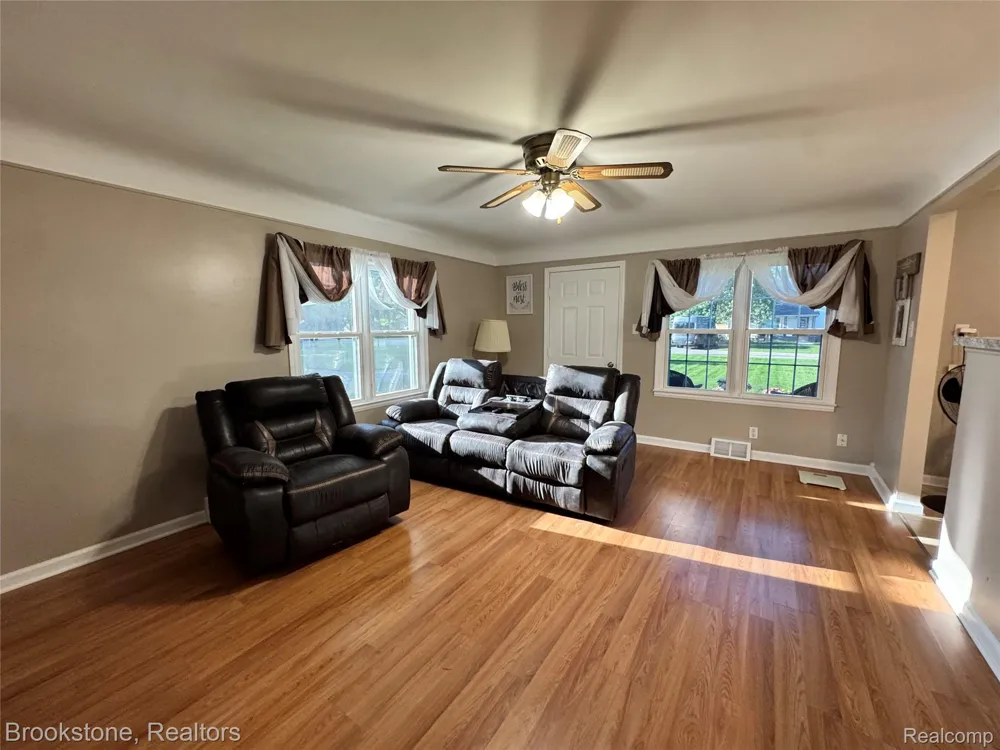 5763 Graves Street Waterford Charter Township, MI 48327
