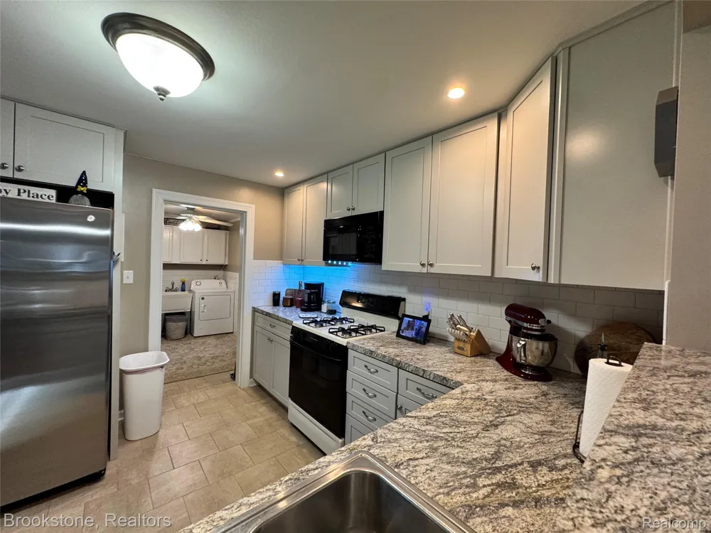 5763 Graves Street Waterford Charter Township, MI 48327