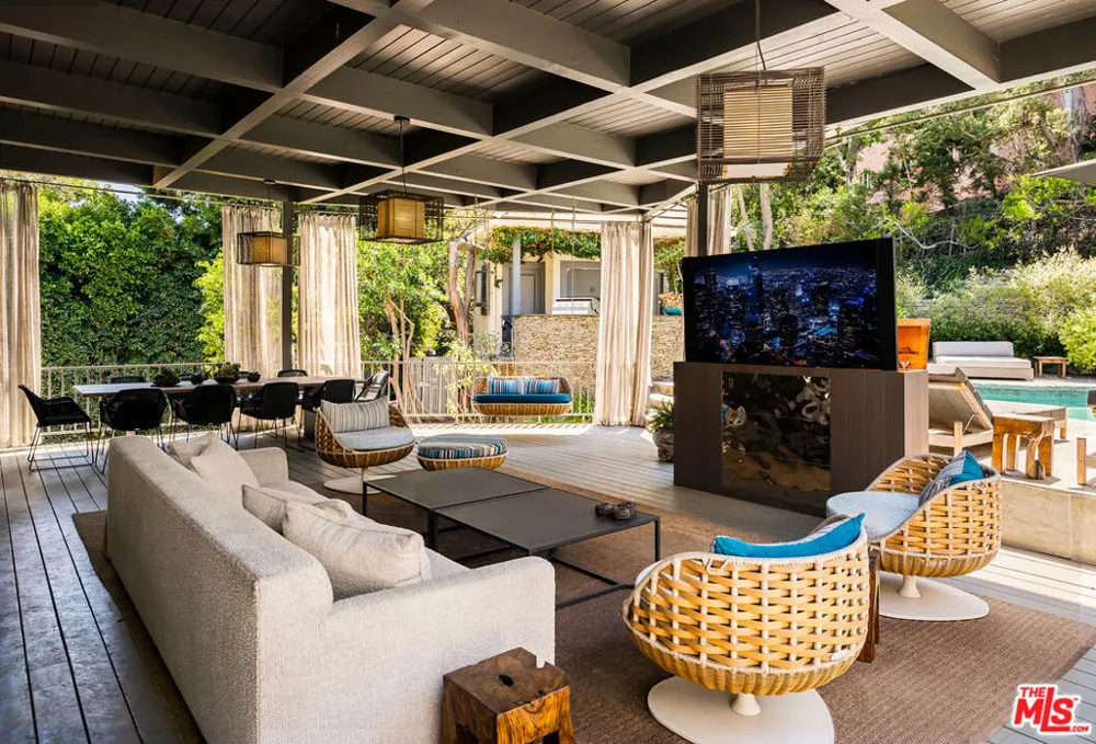 9910 Tower Lane Los Angeles, CA 90210