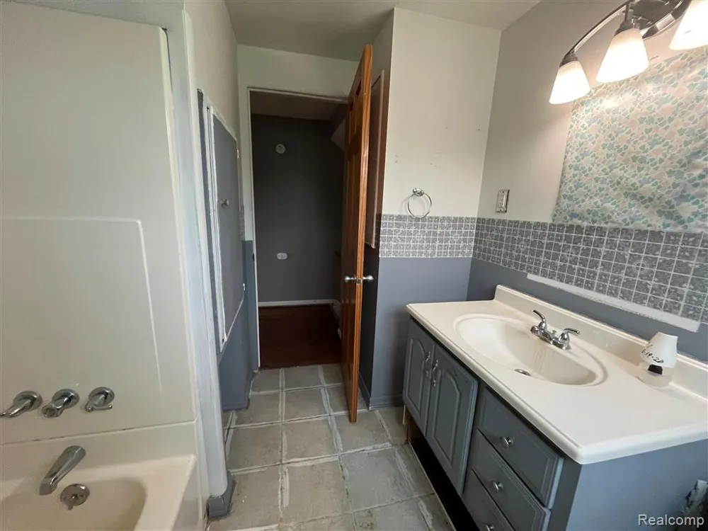 2535 Camel Drive Sterling Heights City, MI 48310