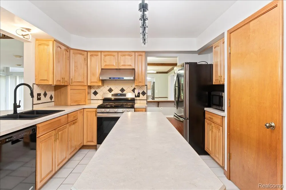 2196 Willow Leaf Drive Rochester Hills City, MI 48309