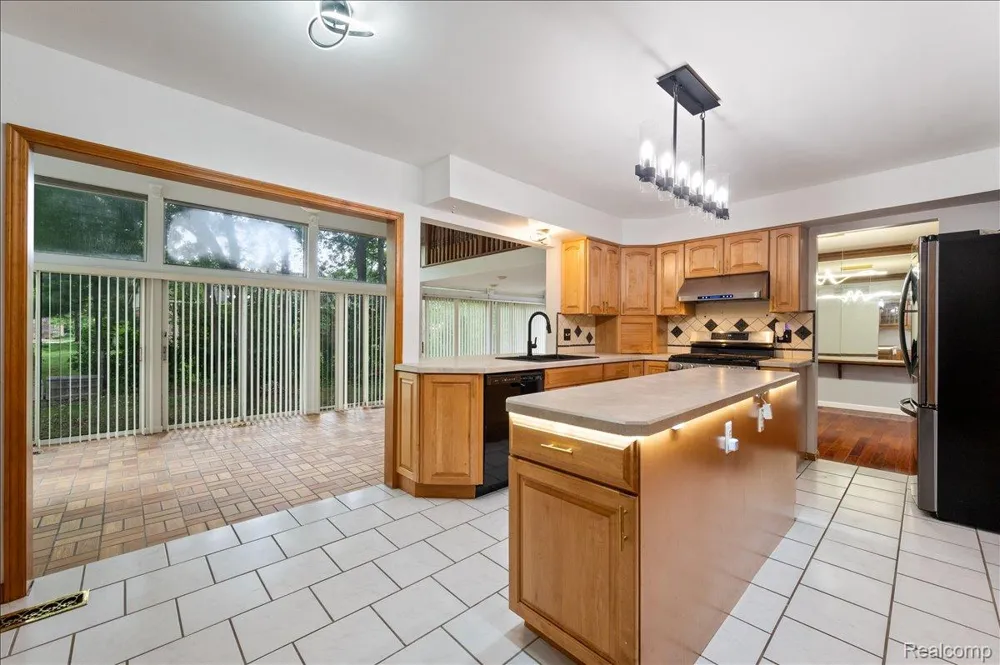 2196 Willow Leaf Drive Rochester Hills City, MI 48309