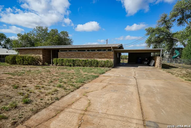 664 S Edwards Ave Charlotte, TX 78011