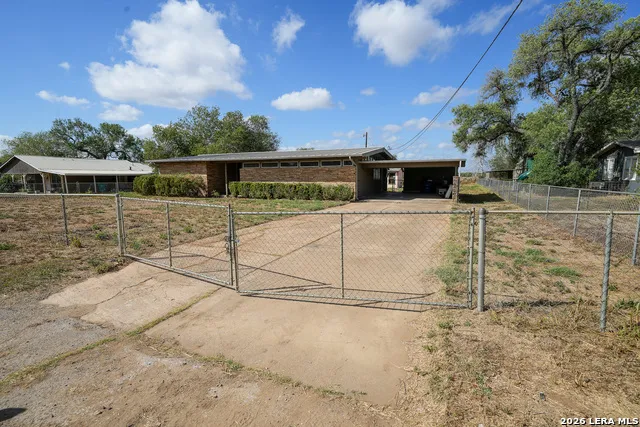 664 S Edwards Ave Charlotte, TX 78011