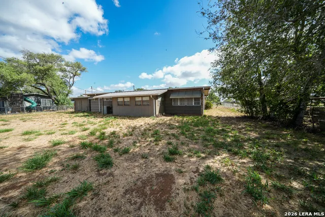 664 S Edwards Ave Charlotte, TX 78011
