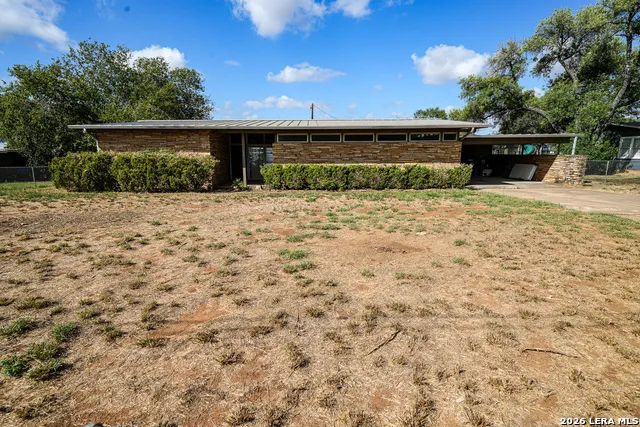 664 S Edwards Ave Charlotte, TX 78011
