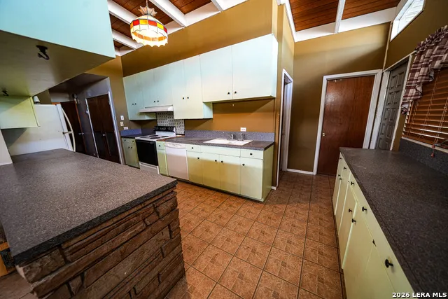 664 S Edwards Ave Charlotte, TX 78011