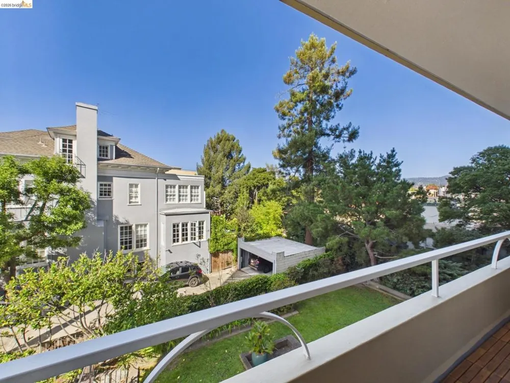 320 Lee St #303 Oakland, CA 94610