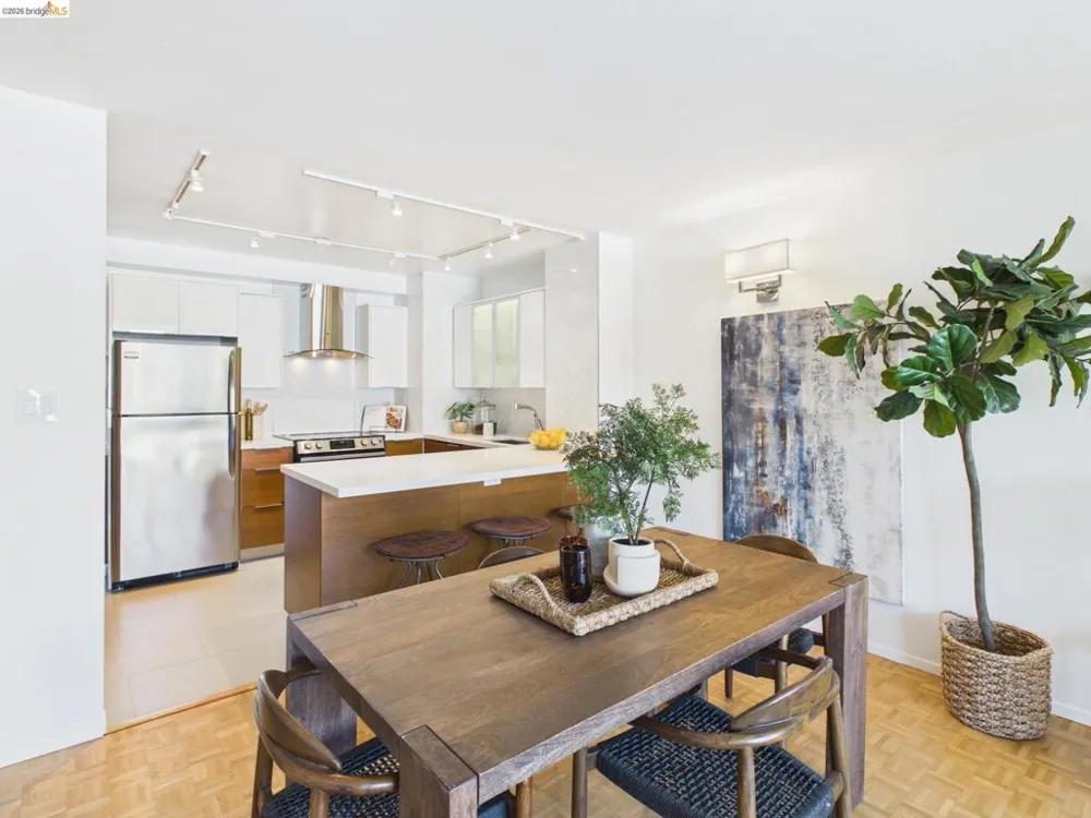 320 Lee St #303 Oakland, CA 94610
