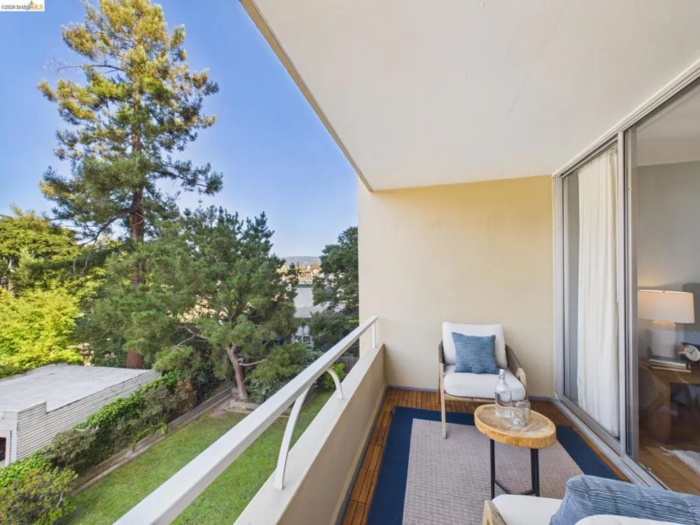 320 Lee St #303 Oakland, CA 94610