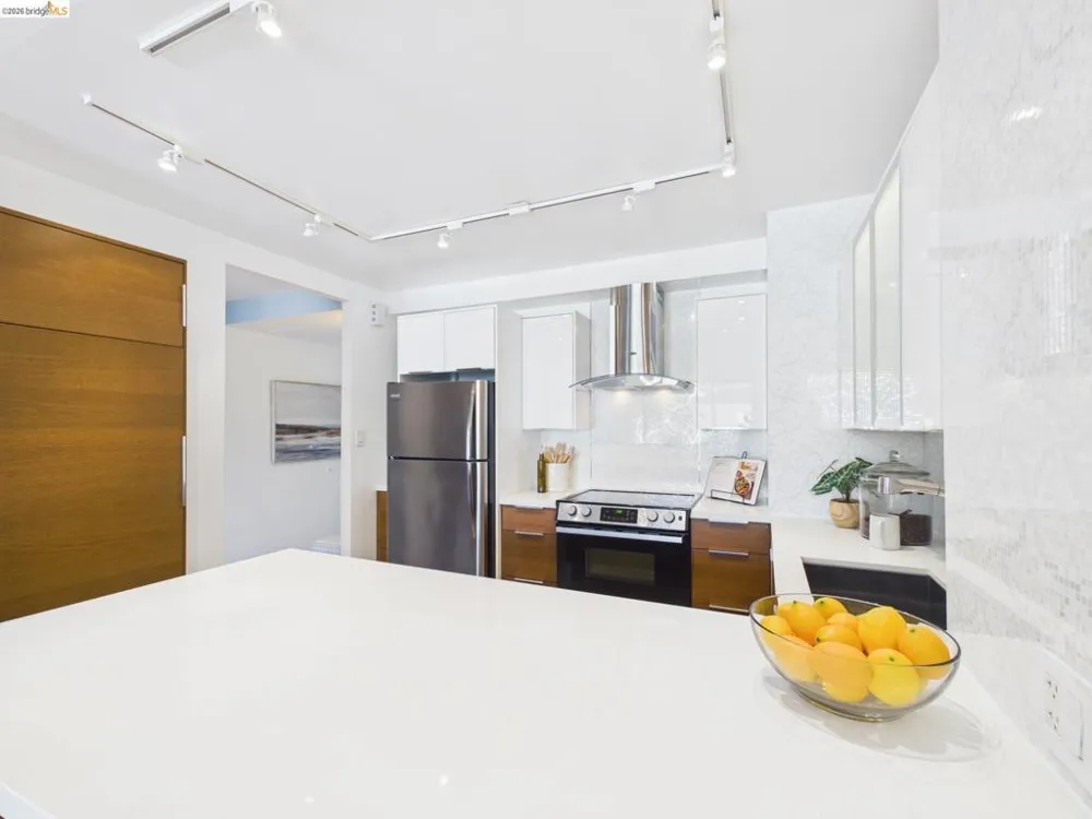 320 Lee St #303 Oakland, CA 94610
