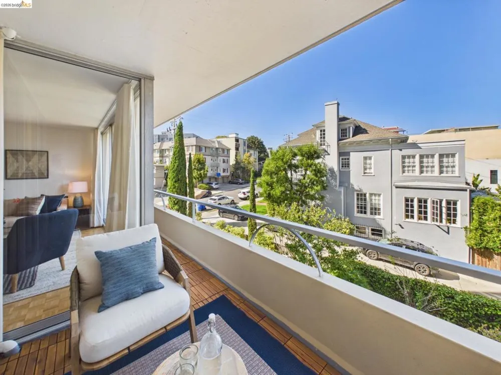 320 Lee St #303 Oakland, CA 94610